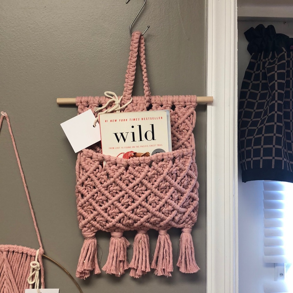 Macramé and book included